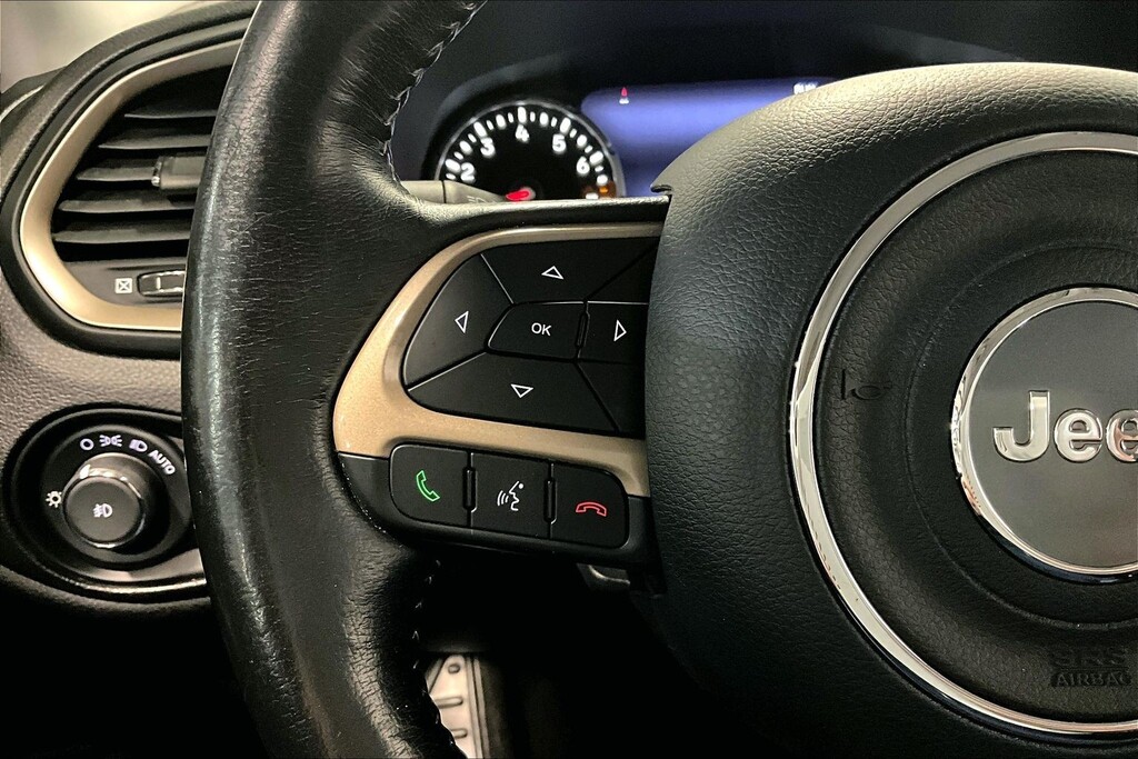 2017 Jeep RENEGADE Located at Cole Auto Outlet light-box-slides