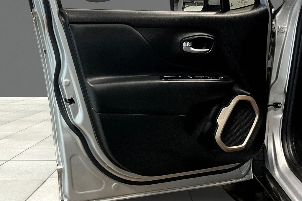 2017 Jeep RENEGADE Located at Cole Auto Outlet light-box-slides