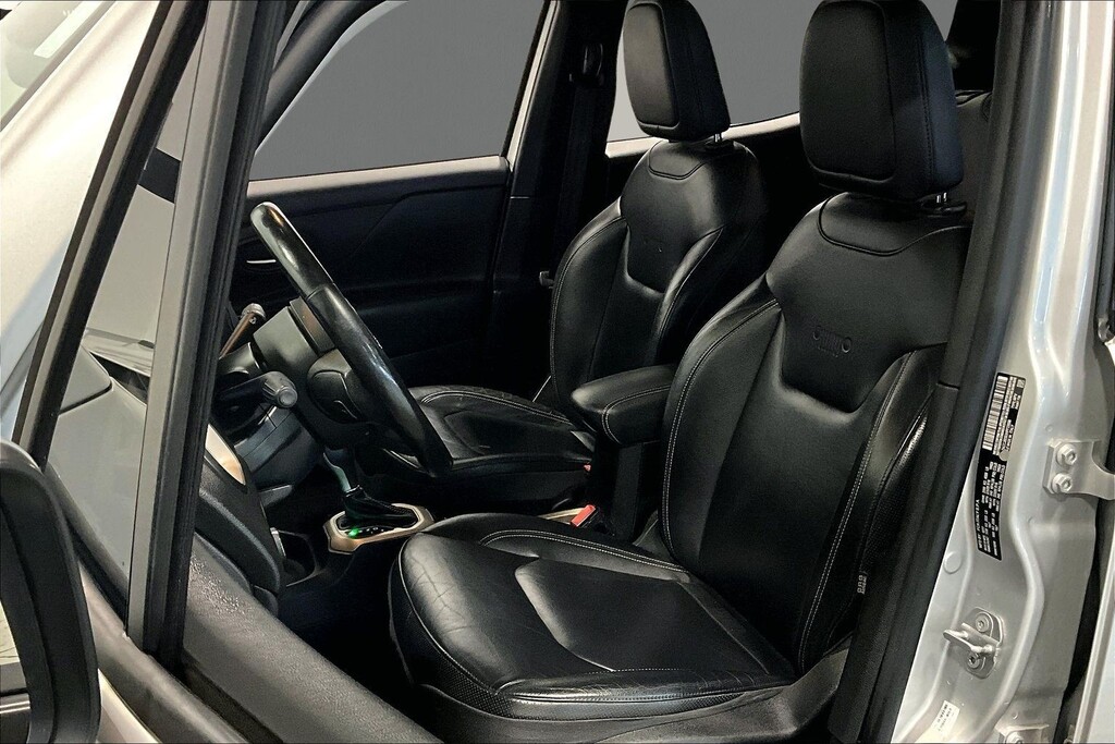 2017 Jeep RENEGADE Located at Cole Auto Outlet light-box-slides