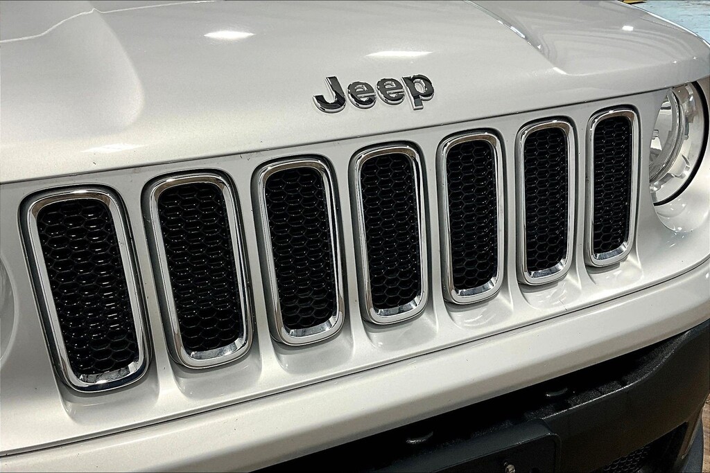 2017 Jeep RENEGADE Located at Cole Auto Outlet light-box-slides