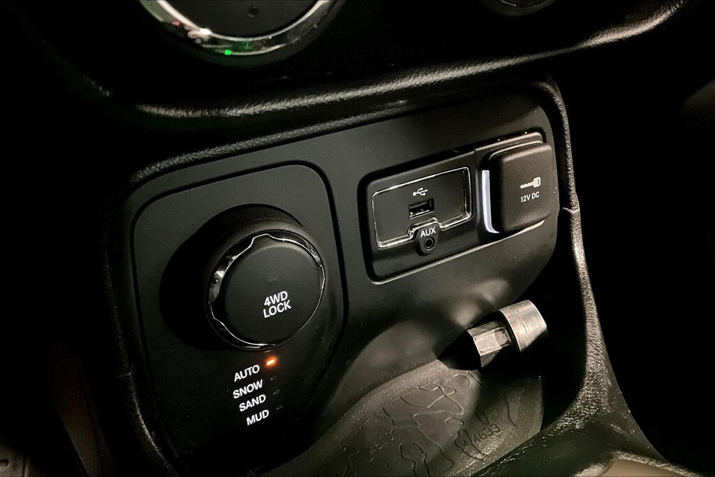 2017 Jeep RENEGADE Located at Cole Auto Outlet light-box-slides