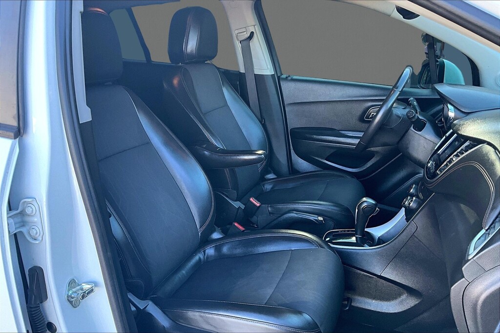 2022 Chevrolet TRAX Located at Cole Auto Outlet light-box-slides