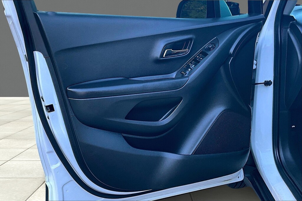 2022 Chevrolet TRAX Located at Cole Auto Outlet slide-image