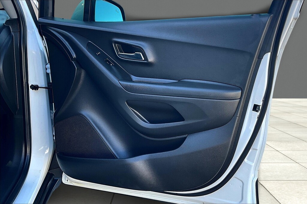 2022 Chevrolet TRAX Located at Cole Auto Outlet slide-image