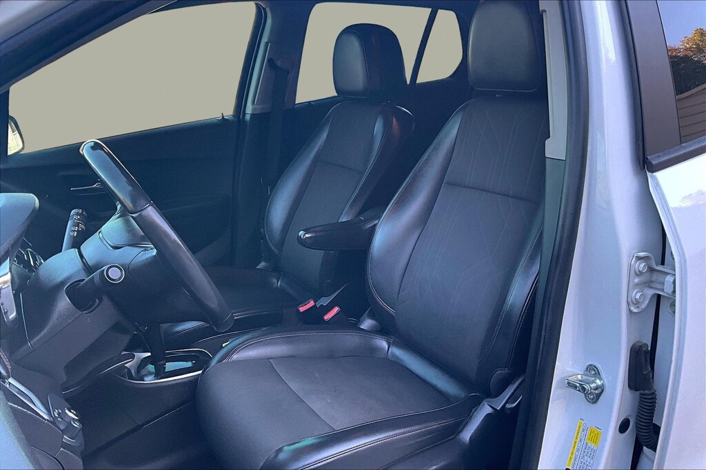 2022 Chevrolet TRAX Located at Cole Auto Outlet light-box-slides