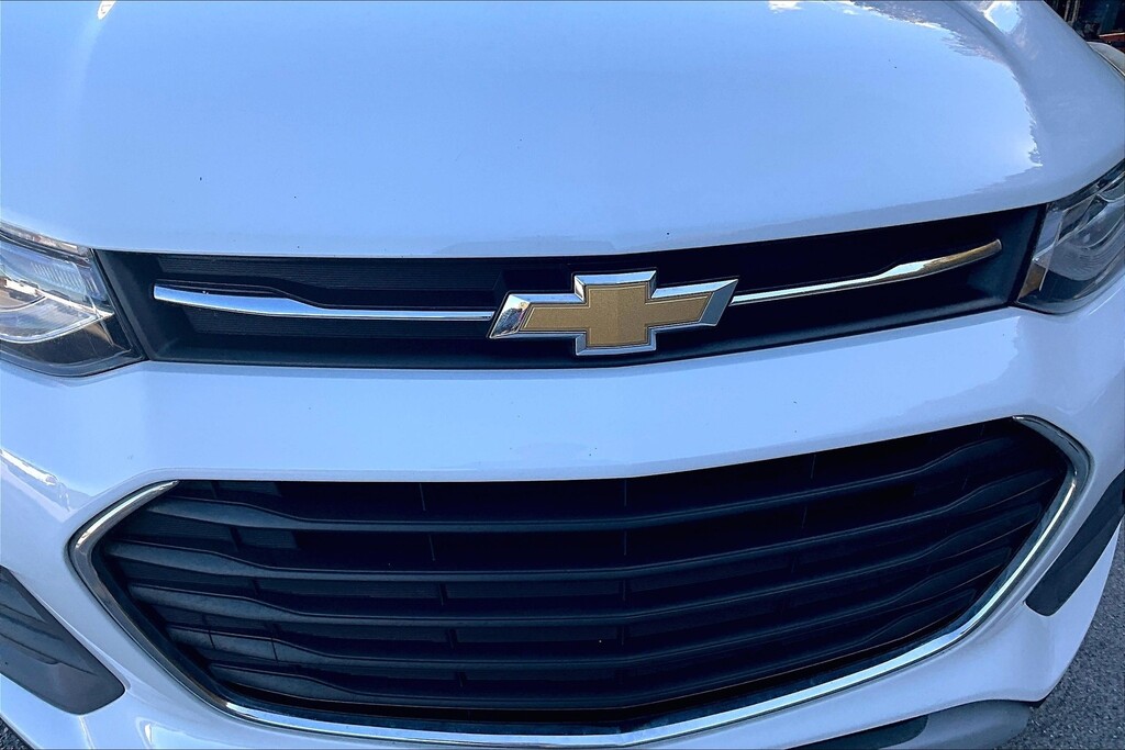 2022 Chevrolet TRAX Located at Cole Auto Outlet slide-image