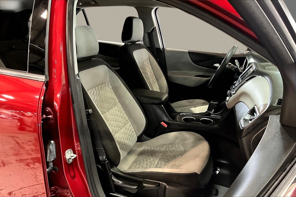 2019 Chevrolet EQUINOX Located at Cole Auto Outlet light-box-slides
