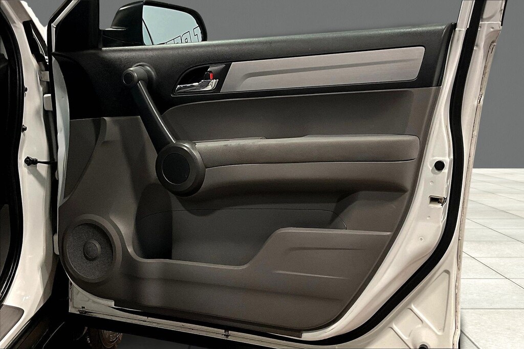 2011 Honda CRV Located at Cole Auto Outlet slide-image