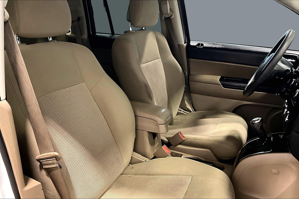 2015 Jeep COMPASS Located at Cole Auto Outlet light-box-slides