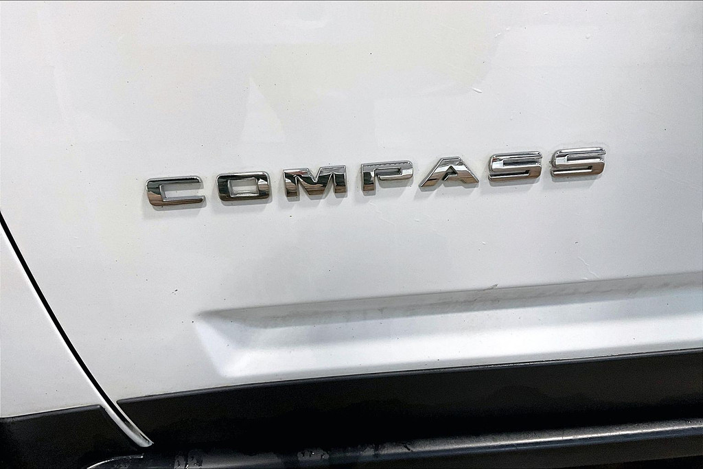 2015 Jeep COMPASS Located at Cole Auto Outlet slide-image