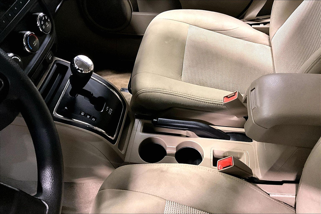 2015 Jeep COMPASS Located at Cole Auto Outlet slide-image