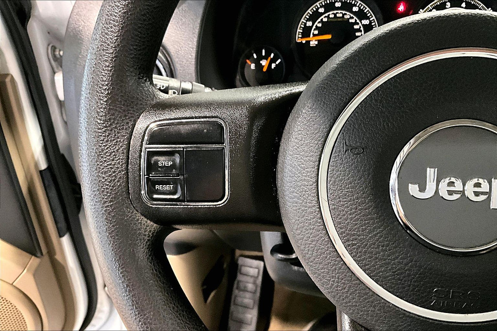 2015 Jeep COMPASS Located at Cole Auto Outlet light-box-slides