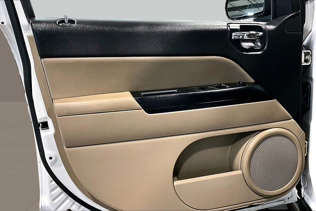 2015 Jeep COMPASS Located at Cole Auto Outlet slide-image