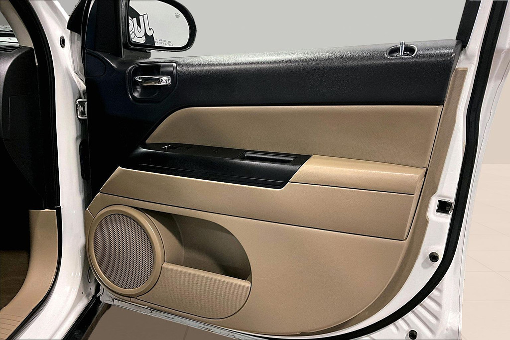 2015 Jeep COMPASS Located at Cole Auto Outlet slide-image