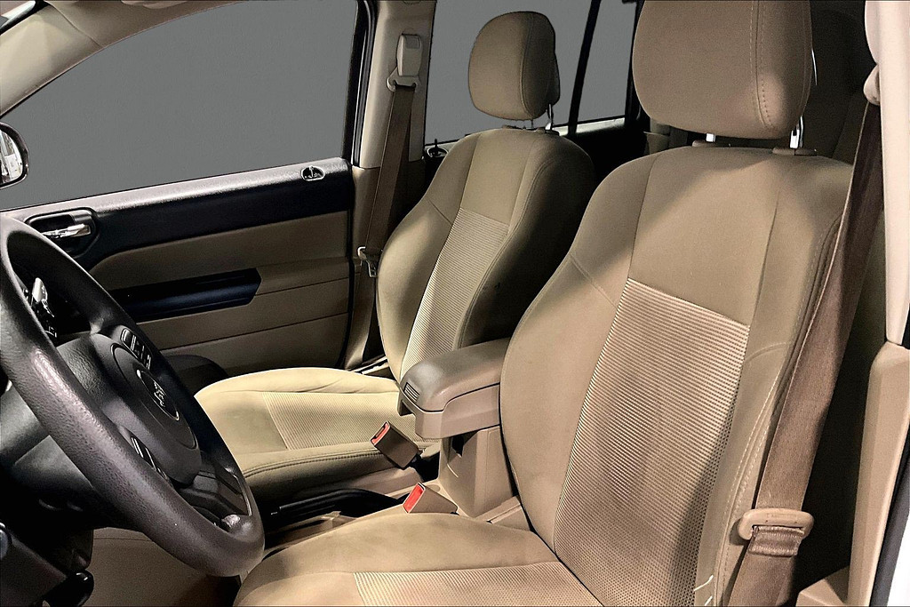 2015 Jeep COMPASS Located at Cole Auto Outlet light-box-slides