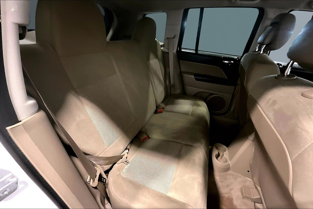 2015 Jeep COMPASS Located at Cole Auto Outlet light-box-slides