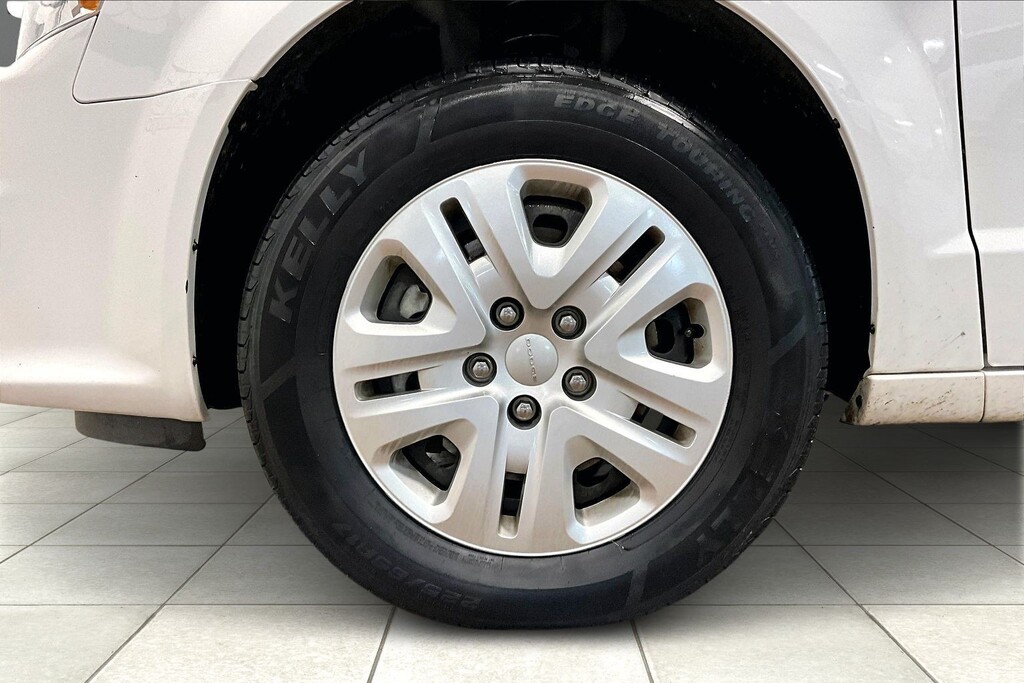 2018 Dodge GRAND CARAVAN Located at Cole Auto Outlet light-box-slides