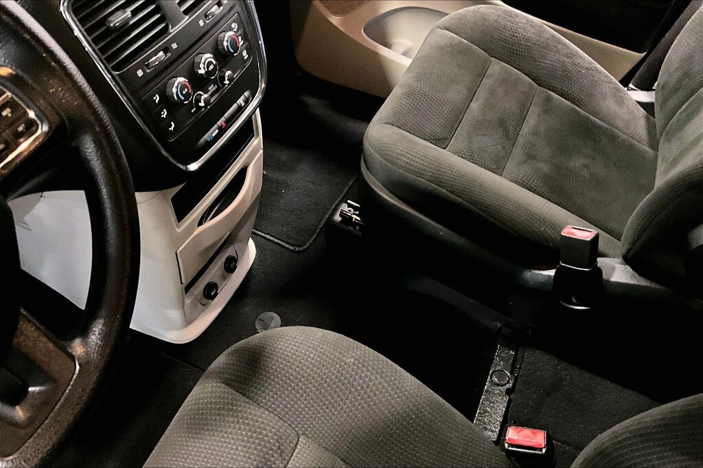 2018 Dodge GRAND CARAVAN Located at Cole Auto Outlet light-box-slides