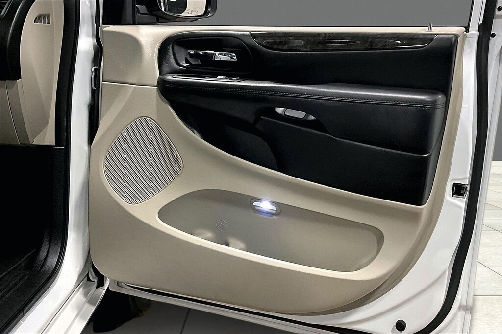 2018 Dodge GRAND CARAVAN Located at Cole Auto Outlet light-box-slides