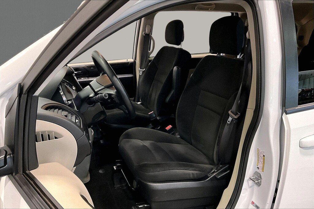 2018 Dodge GRAND CARAVAN Located at Cole Auto Outlet light-box-slides