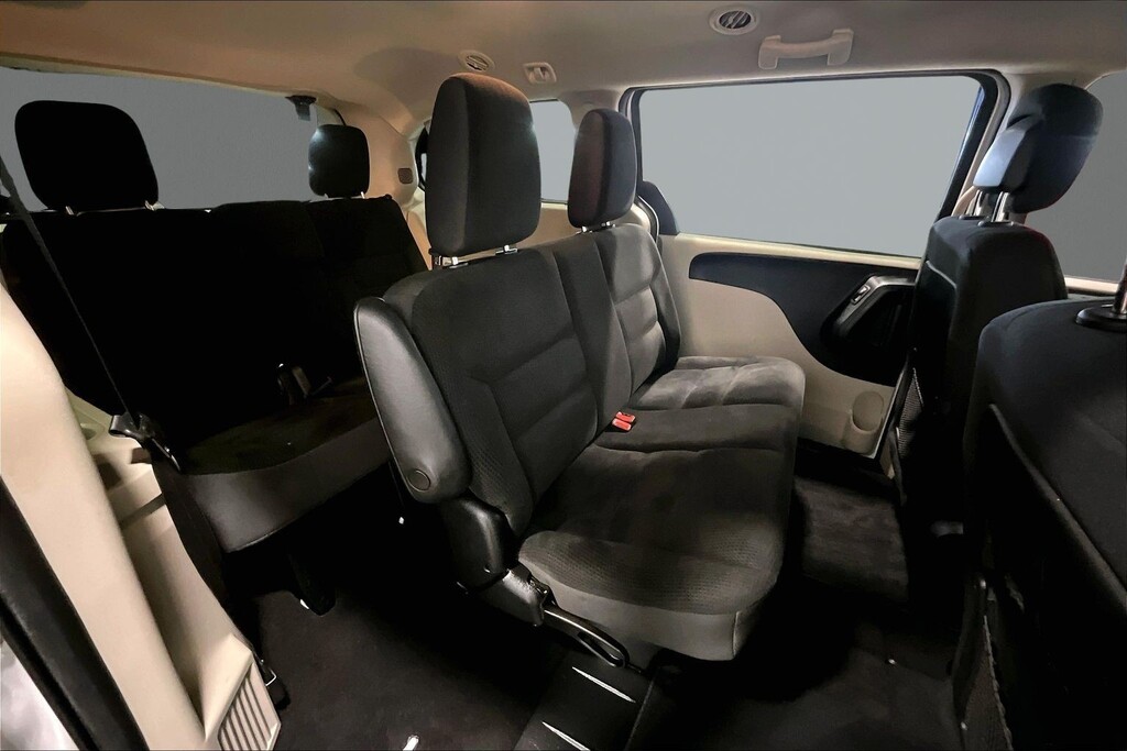 2018 Dodge GRAND CARAVAN Located at Cole Auto Outlet light-box-slides