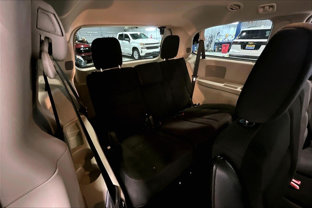 2018 Dodge GRAND CARAVAN Located at Cole Auto Outlet light-box-slides