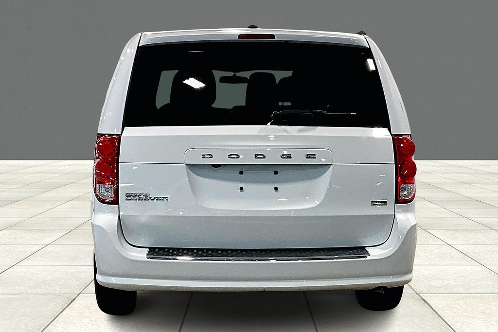 2018 Dodge GRAND CARAVAN Located at Cole Auto Outlet slide-image