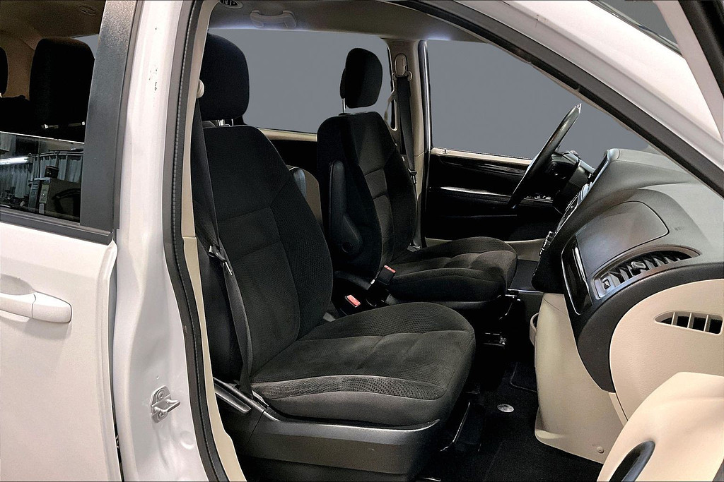 2018 Dodge GRAND CARAVAN Located at Cole Auto Outlet light-box-slides