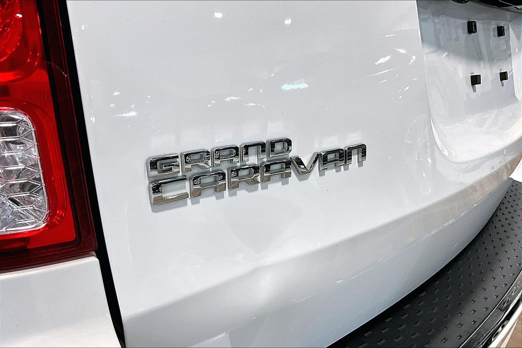 2018 Dodge GRAND CARAVAN Located at Cole Auto Outlet slide-image