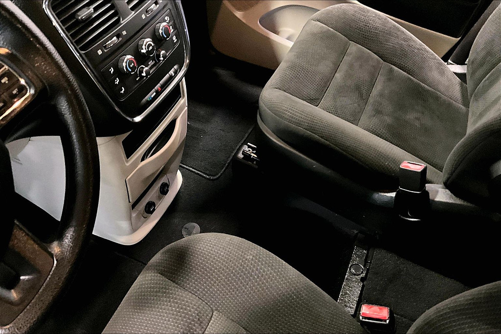 2018 Dodge GRAND CARAVAN Located at Cole Auto Outlet light-box-slides