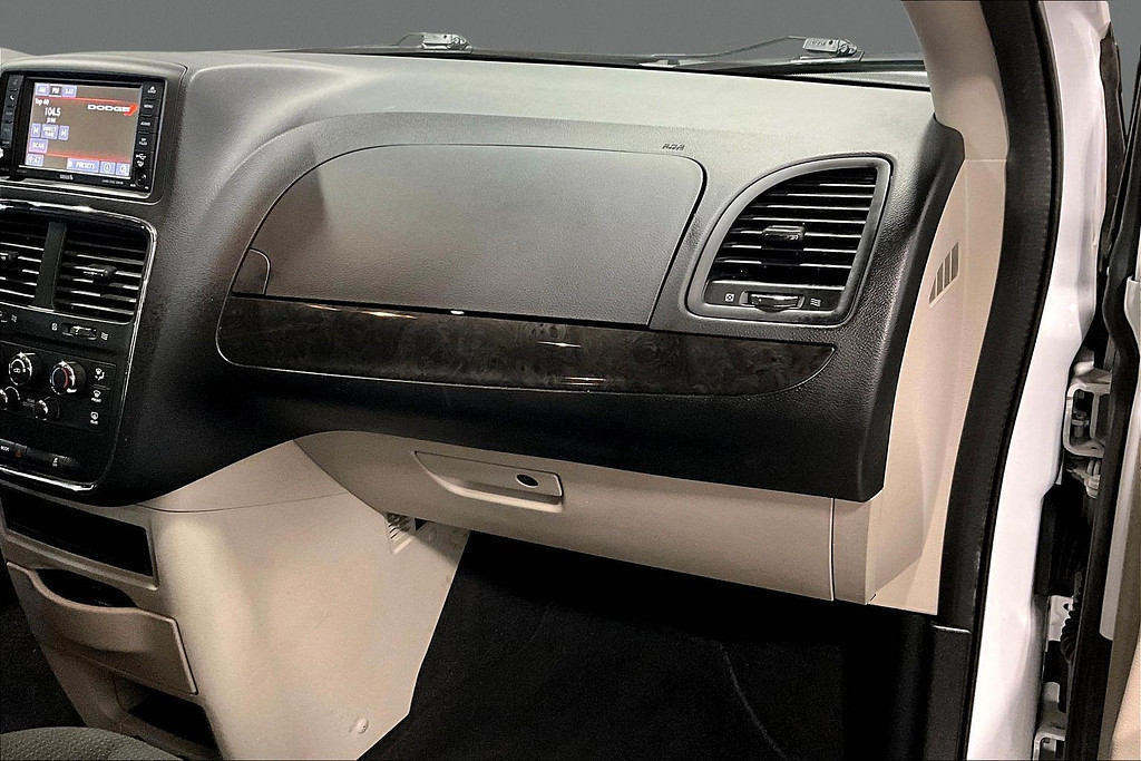 2018 Dodge GRAND CARAVAN Located at Cole Auto Outlet light-box-slides