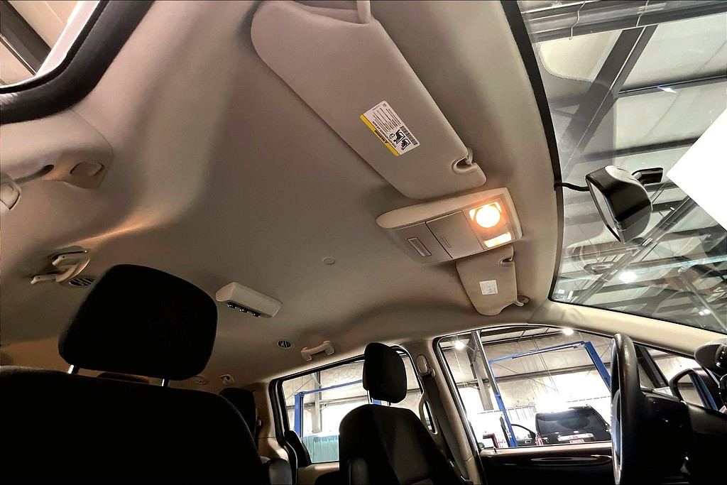 2018 Dodge GRAND CARAVAN Located at Cole Auto Outlet light-box-slides