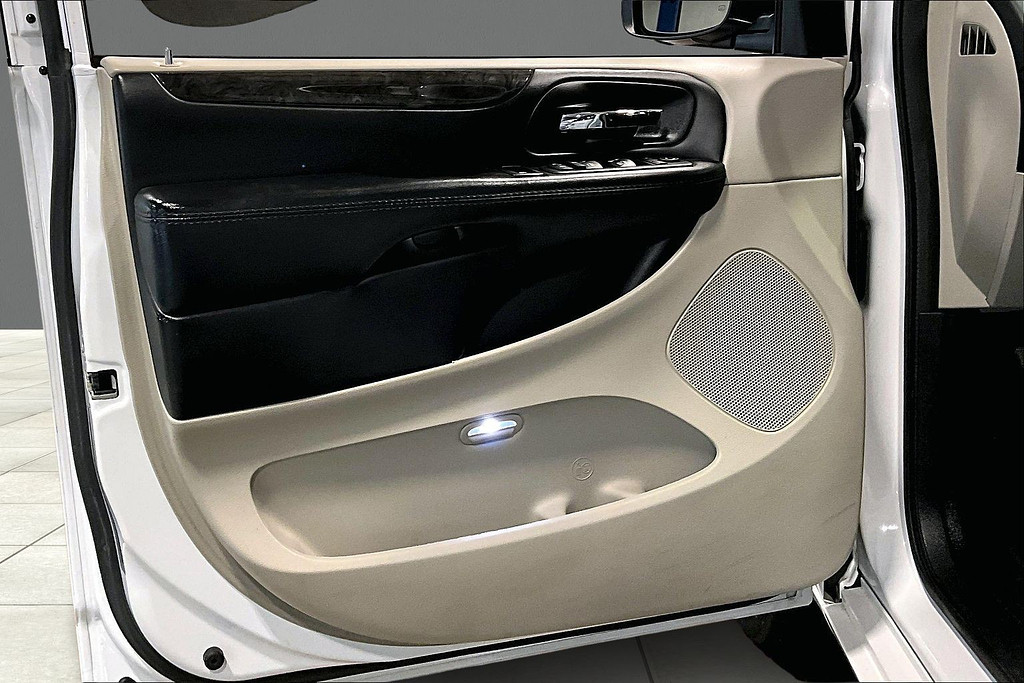 2018 Dodge GRAND CARAVAN Located at Cole Auto Outlet light-box-slides