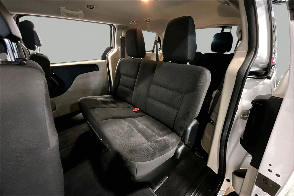 2018 Dodge GRAND CARAVAN Located at Cole Auto Outlet light-box-slides