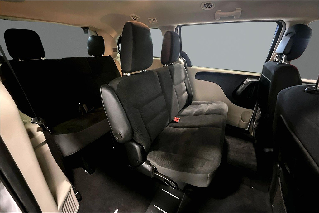 2018 Dodge GRAND CARAVAN Located at Cole Auto Outlet light-box-slides