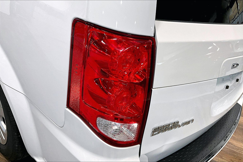 2018 Dodge GRAND CARAVAN Located at Cole Auto Outlet light-box-slides