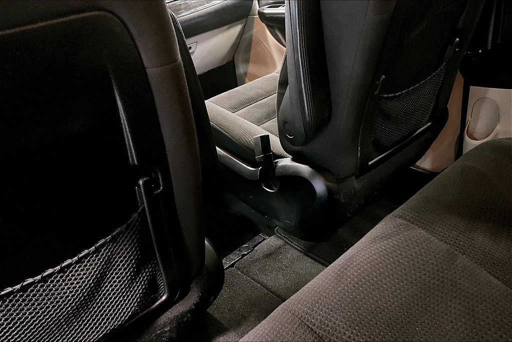 2018 Dodge GRAND CARAVAN Located at Cole Auto Outlet light-box-slides