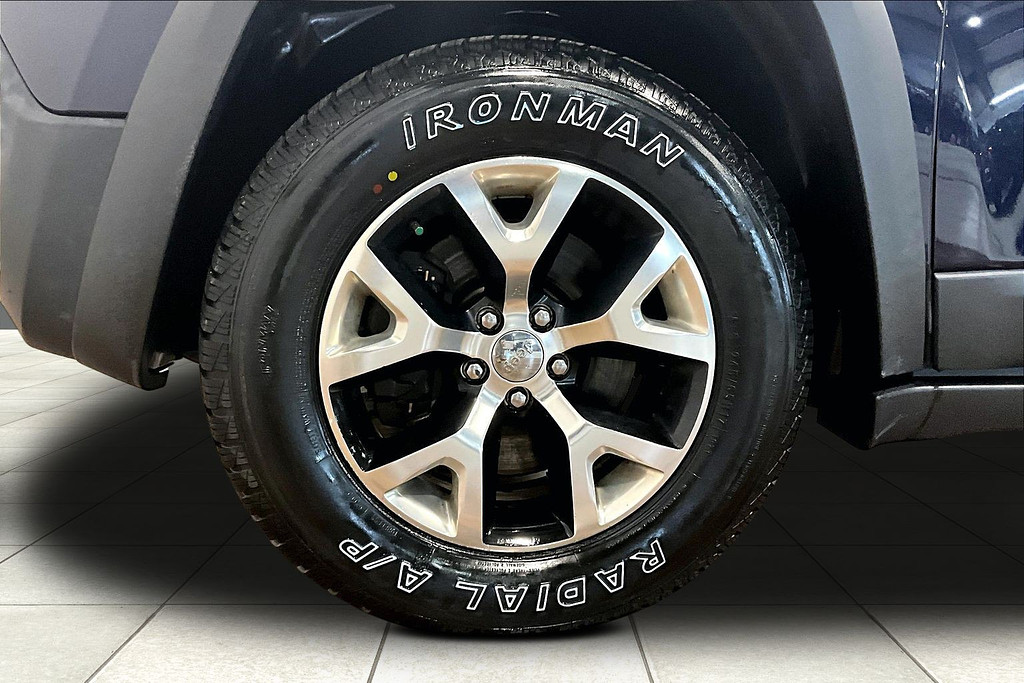 2015 Jeep CHEROKEE Located at Cole Auto Outlet slide-image