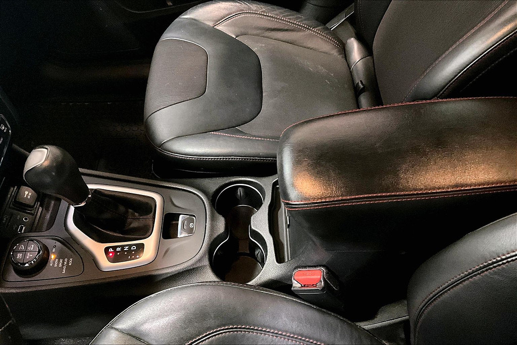 2015 Jeep CHEROKEE Located at Cole Auto Outlet slide-image