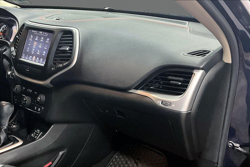 2015 Jeep CHEROKEE Located at Cole Auto Outlet slide-image