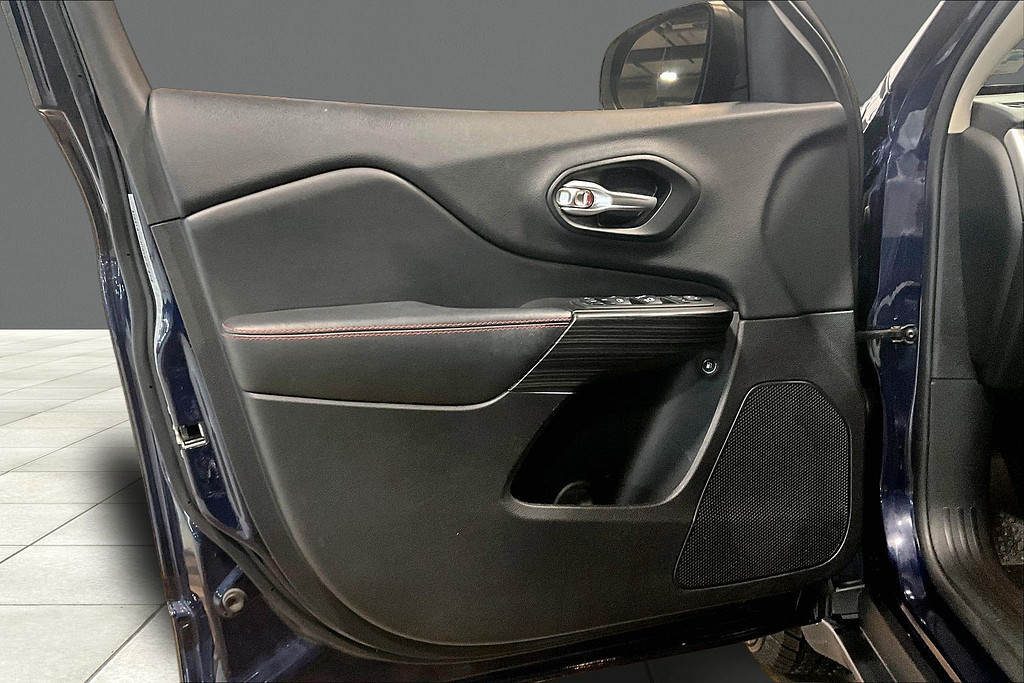 2015 Jeep CHEROKEE Located at Cole Auto Outlet slide-image