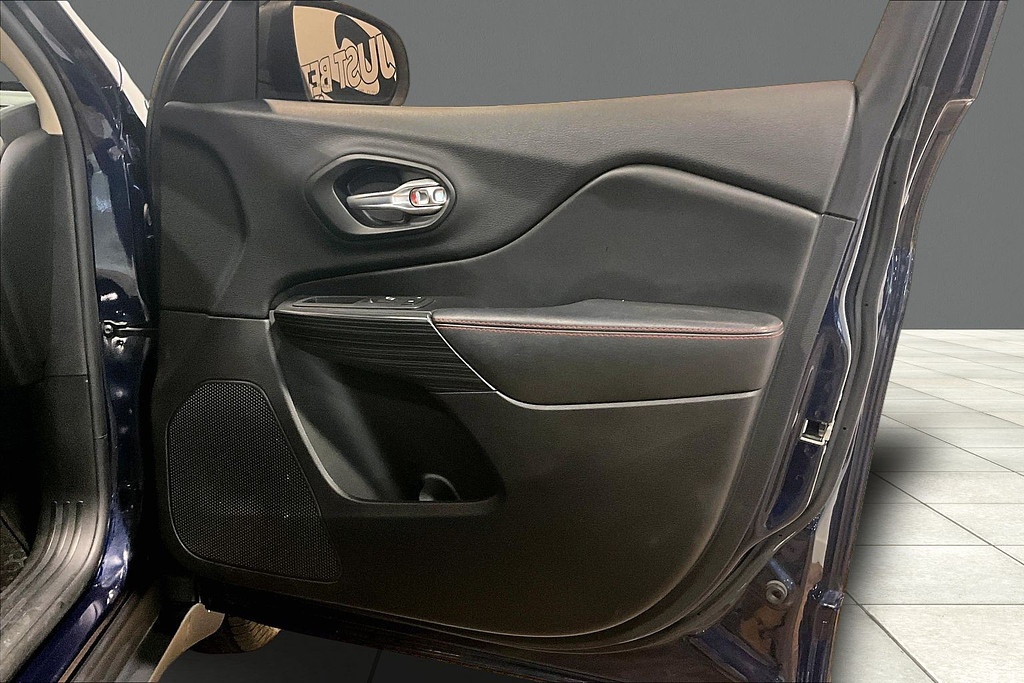 2015 Jeep CHEROKEE Located at Cole Auto Outlet slide-image