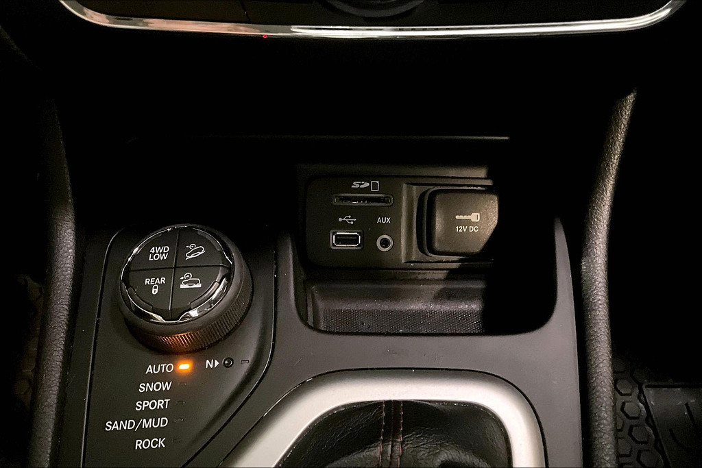 2015 Jeep CHEROKEE Located at Cole Auto Outlet slide-image