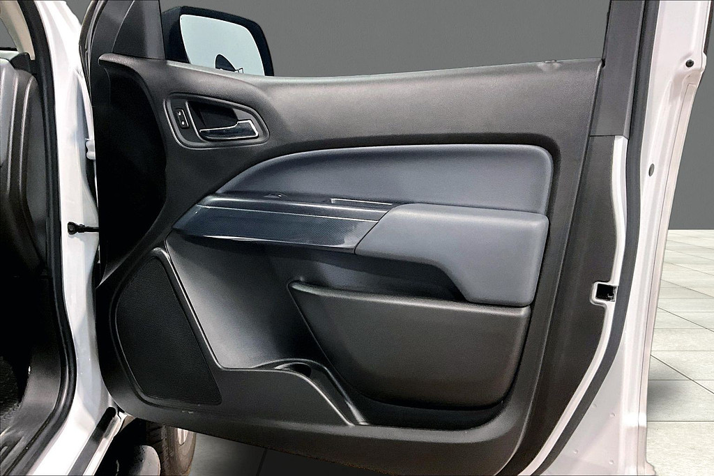 2015 Chevrolet COLORADO Located at Cole Auto Outlet light-box-slides