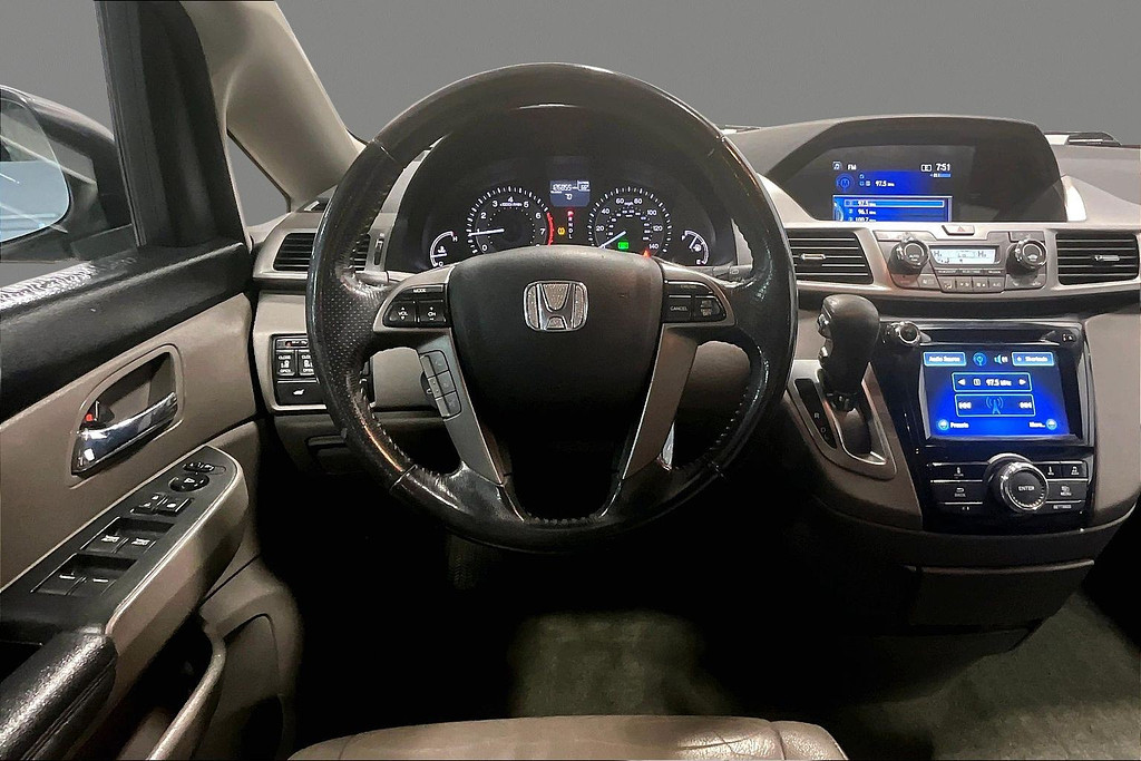 2016 Honda ODYSSEY Located at Cole Auto Outlet light-box-slides