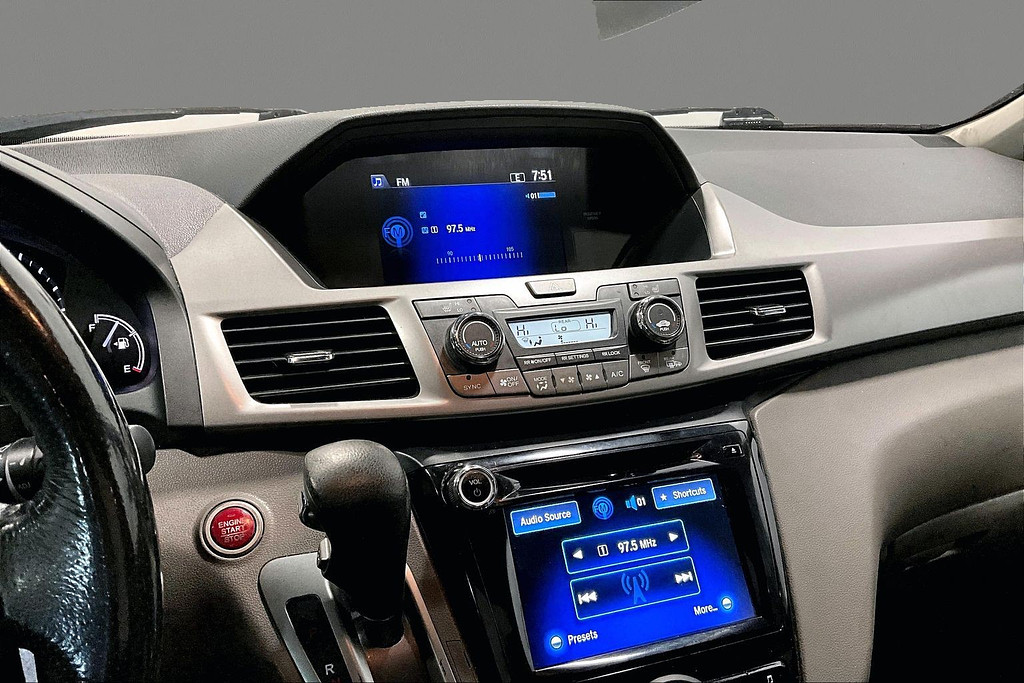 2016 Honda ODYSSEY Located at Cole Auto Outlet light-box-slides