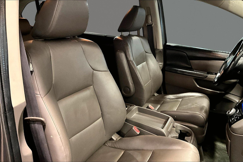 2016 Honda ODYSSEY Located at Cole Auto Outlet light-box-slides