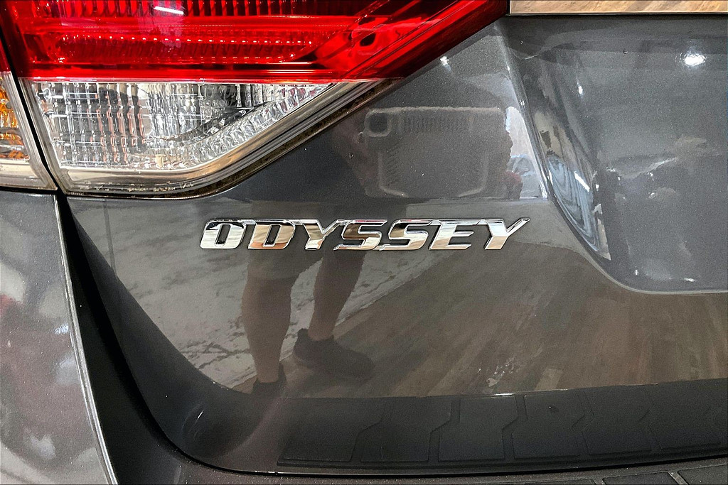 2016 Honda ODYSSEY Located at Cole Auto Outlet light-box-slides