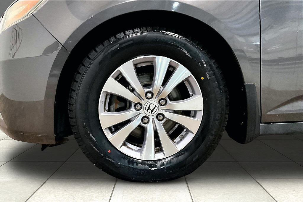 2016 Honda ODYSSEY Located at Cole Auto Outlet light-box-slides