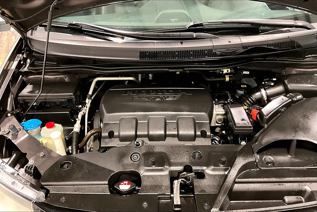 2016 Honda ODYSSEY Located at Cole Auto Outlet light-box-slides